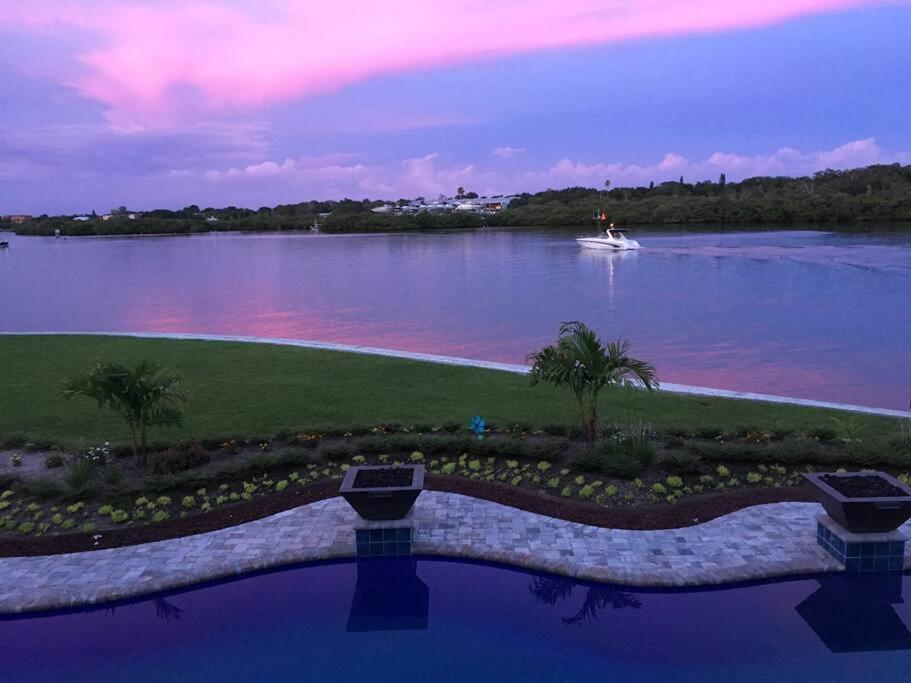Guest Suite - Waterfront -Pool & Hot Tub- Walk To Beach 克利尔沃特 外观 照片